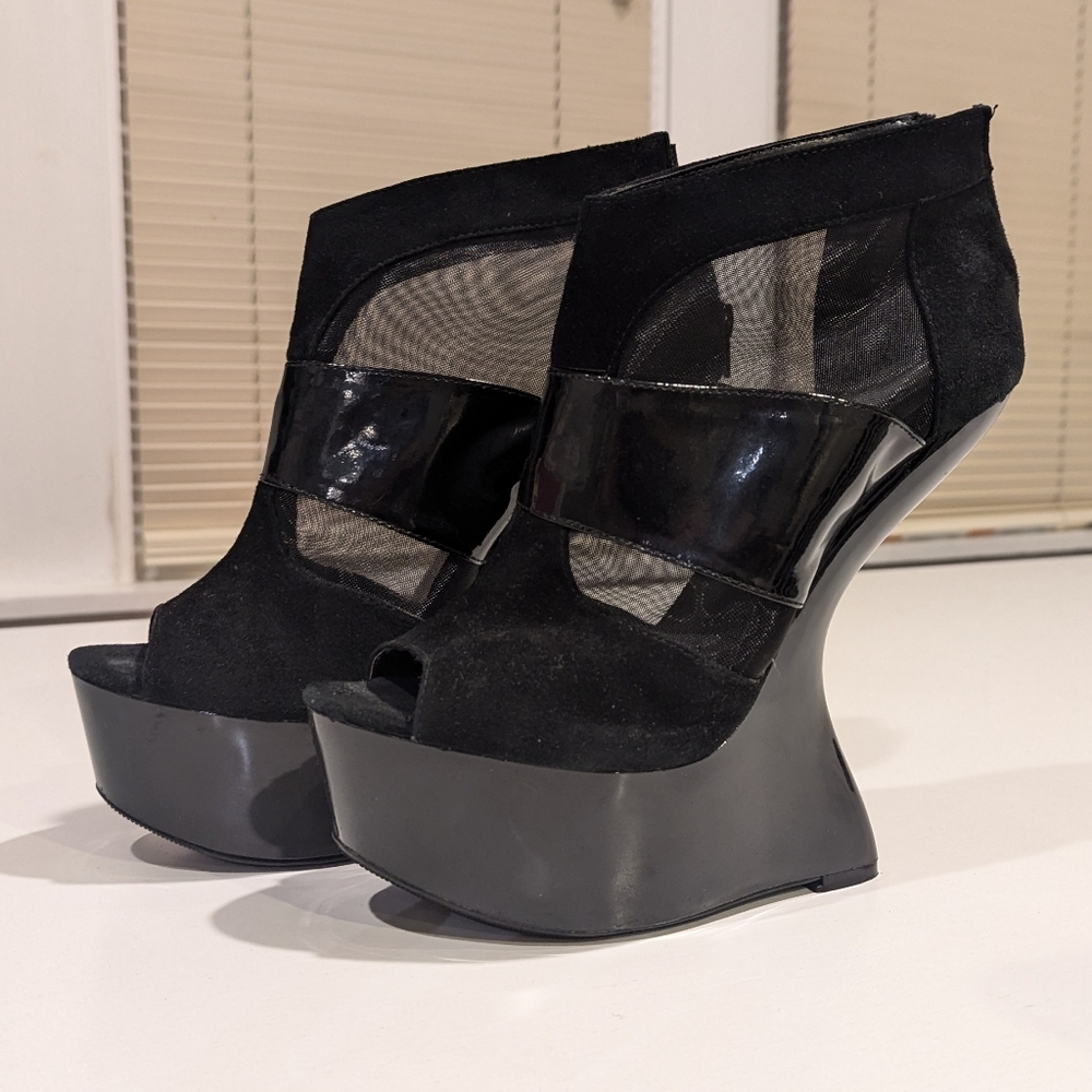 EXTREME Chinese Laundry Sculpted Platform Heels